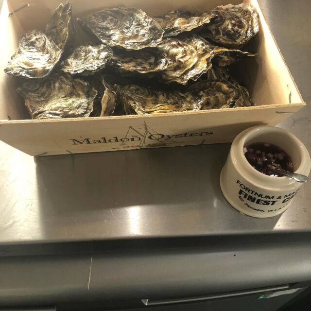 Maldon oysters on the wagon today @tauntonmarket fish and chips, sardines and mussels too. Cornish pollack and sardines. River Teign mussels
Get down between the showers.
#seafood #shellfish #oysters #oystersintherain #seaside #seasidefood #supportindepents #sardines #giantinflateables
